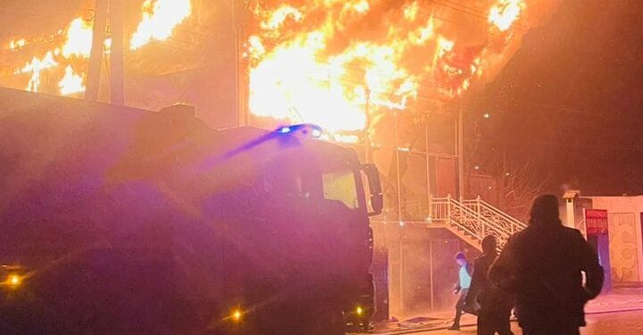 Түндө Лейлекте 3 кабаттуу соода борбор өрттөндү (сүрөт)