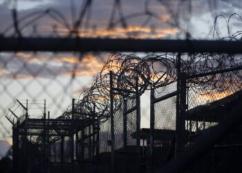 Абакта жаткан 24 жаштагы жигит камералашынан акча талап кылып, жер тилкесин тартып алууга аракет кылган