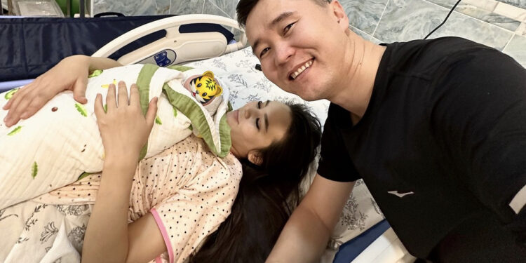 Ырчы Жонни ата статусуна ээ болду