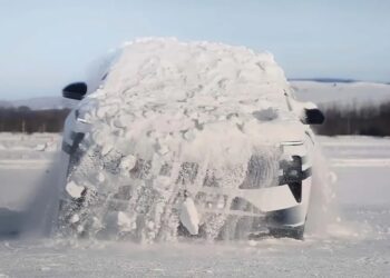 Кытайда үстүндөгү карды өзү силкип түшүргөн унааны көрсөтүштү (видео)