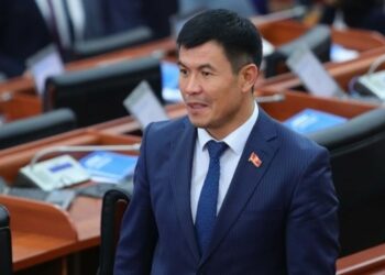 Экс-депутат Өмүрбек Бакиров күнөөлүү деп табылып, 200 миң сом айыпка жыгылды