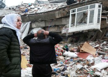 «Куран китеп бир үй-бүлөнү сактап калган». Түркиядагы зилзаланы кыргыз куткаруучулар эскеришти (видео)