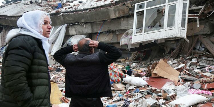 «Куран китеп бир үй-бүлөнү сактап калган». Түркиядагы зилзаланы кыргыз куткаруучулар эскеришти (видео)