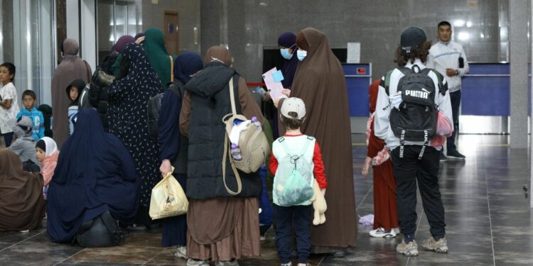 Сириядан 99 кыргызстандык алып келинди. Алардын 71и балдар