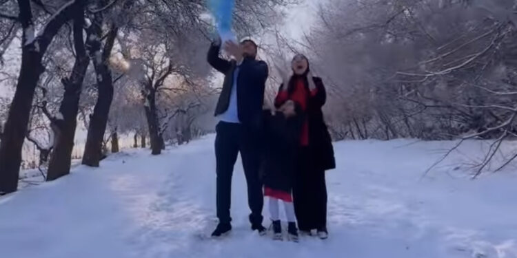 Ырчы Кызсайкал Кабылова менен жолдошу уул күтүп жатканын билишти