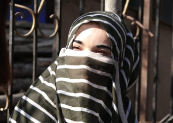 «Кыздарымды сагындым, өзүм баккым келет» дейт Ошто эгиз кыздарын сабаган үчүн энелик укуктан ажыратылган келин