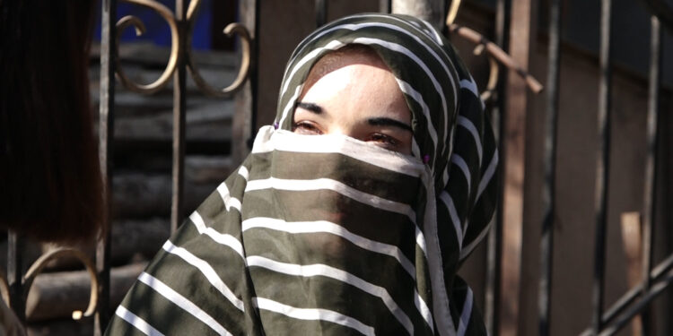 «Кыздарымды сагындым, өзүм баккым келет» дейт Ошто эгиз кыздарын сабаган үчүн энелик укуктан ажыратылган келин