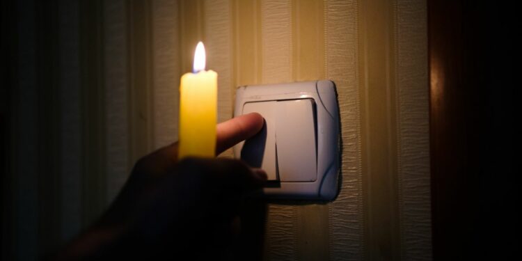 «Жөн эле утуп аласыңар». Депутат үйдө жарык өчсө, министрликти сотко берүүгө чакырды