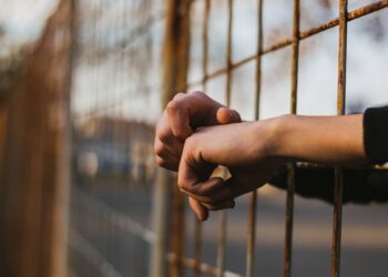 Ысык-Көлдө кат таштап, асынган абалда табылган жигит. Шектүүнүн апасы эмне дейт?