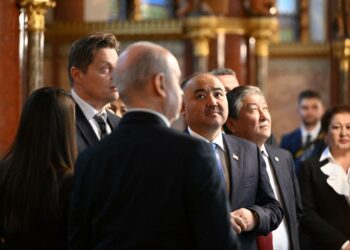 Нурланбек Шакиев Мажарстандын парламентинин ишмердүүлүгү менен таанышты (сүрөт) 