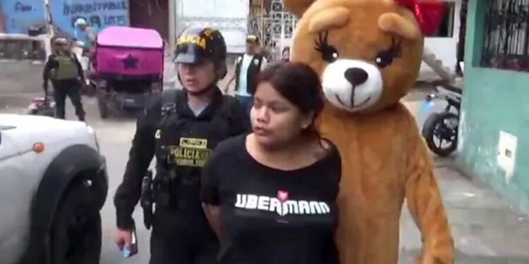 Перуда мамалактын кийимин кийген полиция баңгизат сатуучуну кармады (видео)