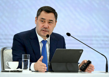 Садыр Жапаров «колунан планшети түшпөйт» дегендерге жооп берди