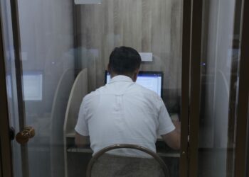 Депутат «Кыргызтесттин» имараты боюнча: «Селсаяктар да андай жерде жашабайт»