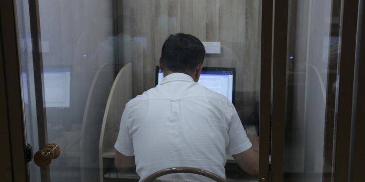 Депутат «Кыргызтесттин» имараты боюнча: «Селсаяктар да андай жерде жашабайт»