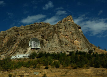 Ошто Сулайман-Тоодон кулаган 28 жаштагы кыз каза болду. Анын тайгаланып жыгылганы айтылды