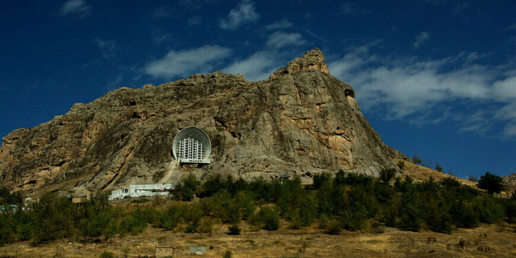 Ошто Сулайман-Тоодон кулаган 28 жаштагы кыз каза болду. Анын тайгаланып жыгылганы айтылды