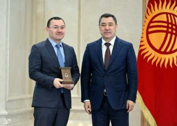 Экс-министр, экс-элчи Кылычбек Султан Сооронбай Жээнбековдун экс-президент статусунан ажыратуу тууралуу пикирин жарыялады