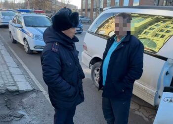 «Наны жок каласың». Бишкекте мас абалындагы айдоочу жол кырсыкка кабылып, жол тескөөчүнү коркуткан (видео)