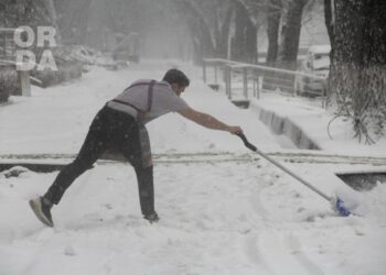 Казакстанда карга байланыштуу жолдор жабылып, окуу онлайнга өттү (сүрөт)