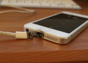 Орусияда кубаттагычты скотч менен чаптап алып, телефон менен сүйлөшкөн жигит көз жумду