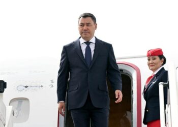 Садыр Жапаров Араб Эмираттарына жөнөп кетти. Аны коштоп кеткендердин тизмеси