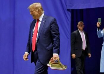 АКШнын мурдагы президенти Дональд Трамп кроссовкаларды сатыкка чыгарды (видео)