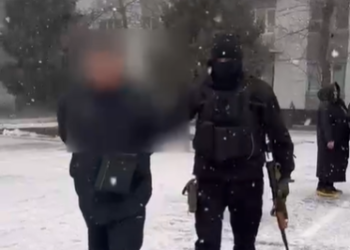 Бишкекте кызды сабаган деген уюшкан кылмыштуу топтун мүчөсү кармалды (видео)