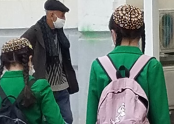 Түркмөнстанда окуучу кыздардын кыздыгы текшерилип жатканы маалымдалды