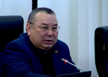 «Кудайдан да, Садыр Жапаровдон да коркпойт экен». Депутат мектептерде дагы эле акча чогултулуп жатканын айтты