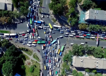 «Мектептеги окуу саат 8де, жумуш 9да башталса». Депутат жол тыгынын азайтуу боюнча сунуш берди