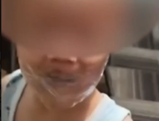 Орусияда 2 жаштагы уулунун ыйын укпаш үчүн апасы оозун скотчтоп салган (видео)