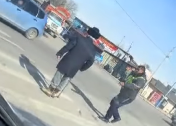 Улгайган кишини жолдон өткөрүп жаткан жол тескөөчүнүн видеосу