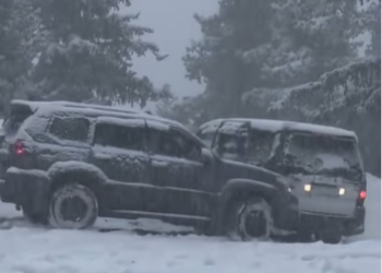 Ысык-Көлдөгү лыжа базада унаалар тайгаланып жаткан видео тарады