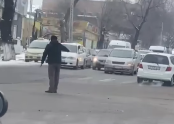 Бишкекте жол чырактын ордуна жол кыймылын жөнгө салган кишинин видеосу тарады