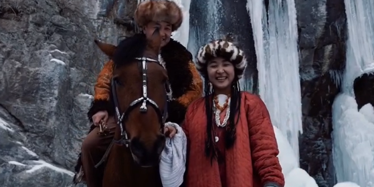 Кыргыздын сүйүүсү кыз куумай сыяктуубу? Австралиялык блогер жараткан видео