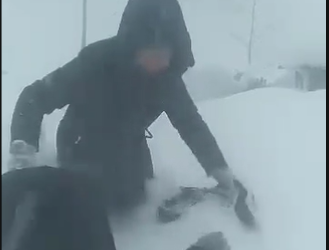 Кар жиреп мектепке бара жаткан мугалимдердин видеосу тарады