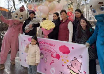 Съездбек Искеналиев кызына уулунун сунушу менен Ширин деген ат койгонун билдирди