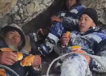 Ноокаттагы электриктердин үзүлгөн чубалгыларды оңдоого бара жаткандагы видеолору