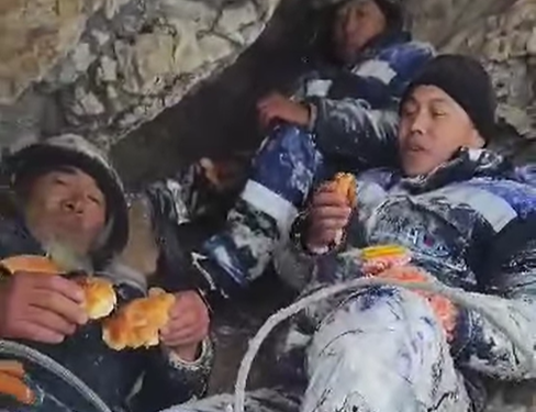 Ноокаттагы электриктердин үзүлгөн чубалгыларды оңдоого бара жаткандагы видеолору