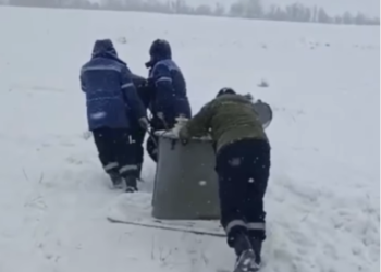 Түптө трансформаторду сүйрөп барып, алмаштырып келген электриктердин видеосу