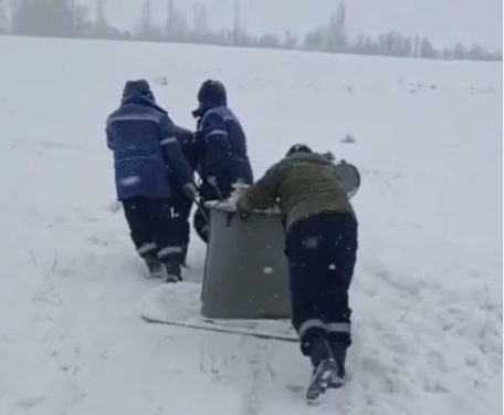 Түптө трансформаторду сүйрөп барып, алмаштырып келген электриктердин видеосу