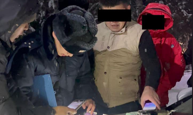 Ошто патрулдук милиция кызматкерин опузалап, 150 миң сом талап кылган адам кармалды (видео)