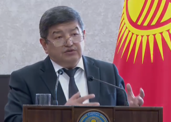 «Аялы менен күйөөсү 200 миң сом айлык алат». Акылбек Жапаров Баткендеги окуяны айтып берди