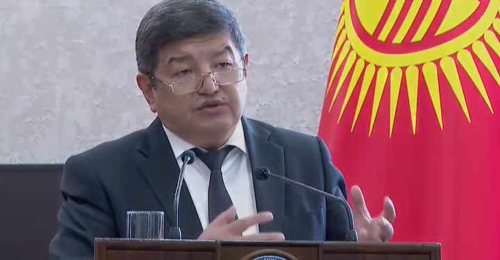 «Аялы менен күйөөсү 200 миң сом айлык алат». Акылбек Жапаров Баткендеги окуяны айтып берди