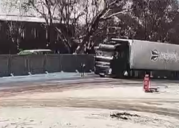 Бишкекте кызды жүк ташуучу унаа тепселеп кеткендеги учур видеого түшүп калган