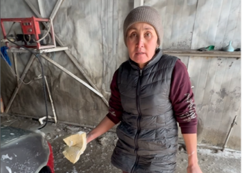 Беткапчан киши 17 жылдан бери унаа жууп, 4 баласы менен жер төлөдө жашаган аялга үй белек кылды (видео)