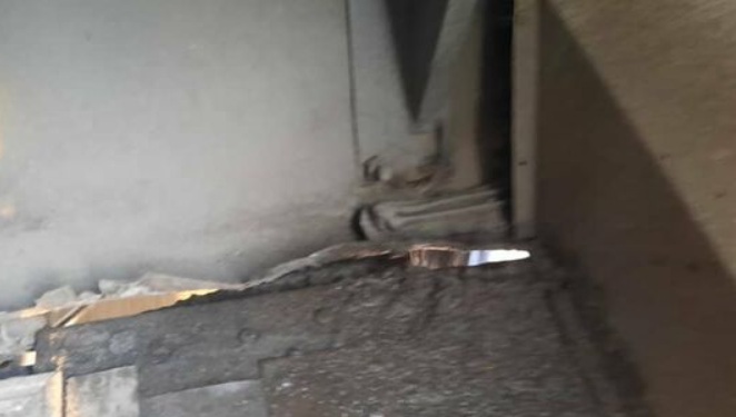 Бишкекте полу тешилген троллейбус каттамдан алынды. Айдоочуга сөгүш берилди