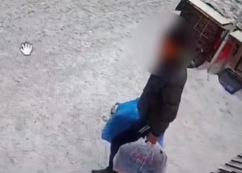 Бишкекте эркек кишинин 2 баштык аялдардын ич кийимин уурдап чыкканы видеого түшүп калган