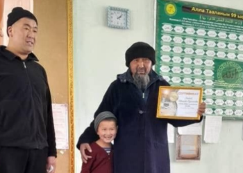 Жети-Өгүздө айыл жаштары имамга умрага жолдомо белек кылышты