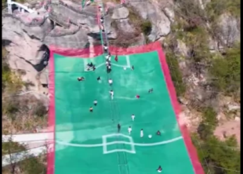 Кытайда 20 метр бийиктикте футбол ойноп башташты (видео)